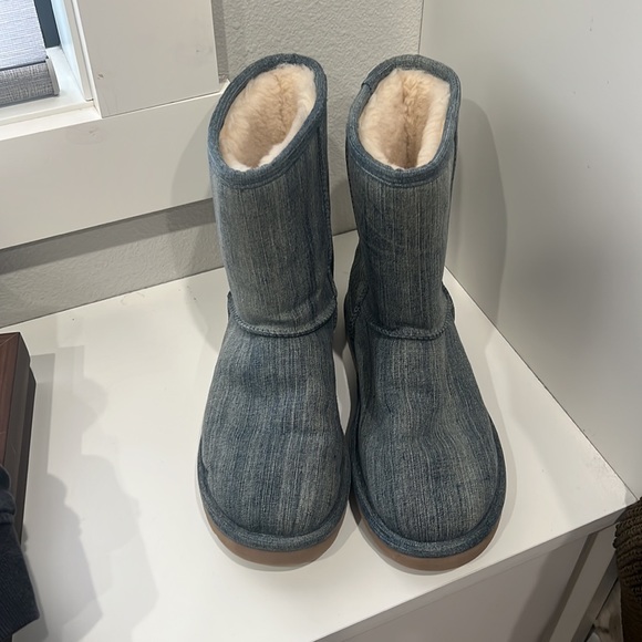 UGGS - Picture 2 of 6